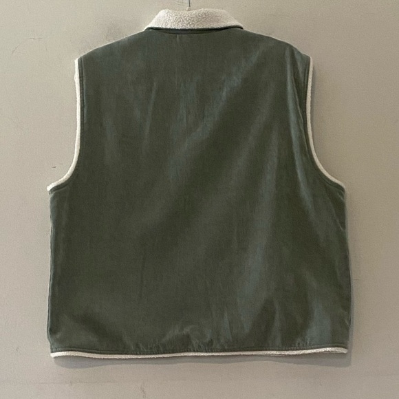 Alfred Dunner Plus Sz 14 Corduroy Fleece White and
Sage Green Embroidered Gilet - Picture 6 of 9